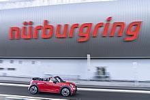 Ganz nah an der Ideallinie: mit dem MINI John Cooper Works Cabrio für 24 Stunden am Nürburgring.